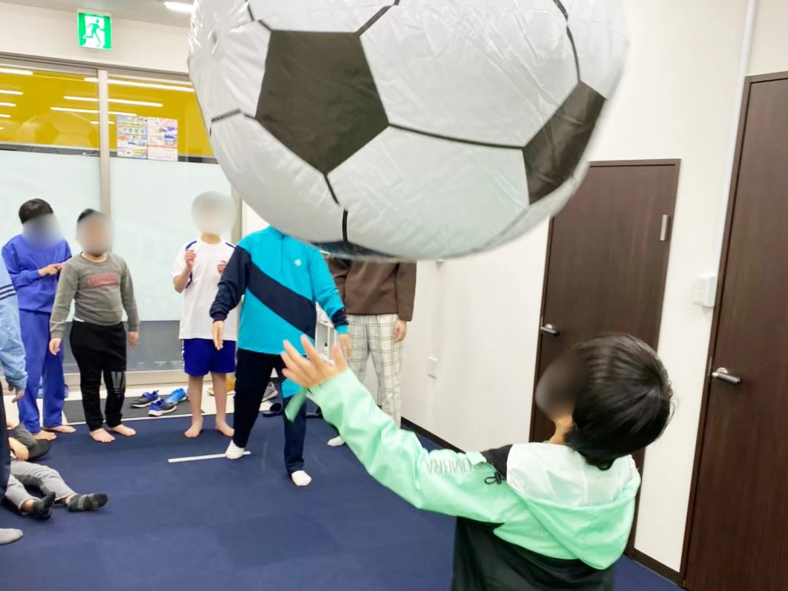 屋内サッカー活動の様子